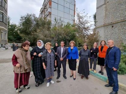 Встреча депутатов с жителями: проблемы двора на улице Магомедтагирова