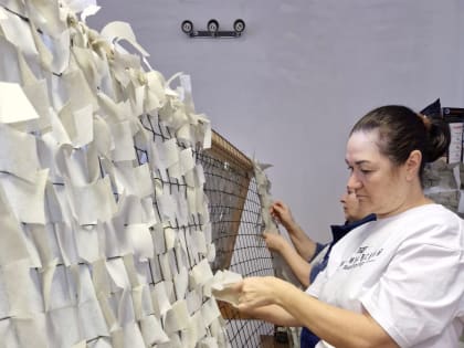 Активисты ЛДПР занимаются плетением маскировочных сетей для СВО