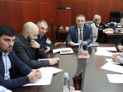 Наличие запасов лекарств в аптечных сетях обсудили в Правительстве Дагестана
