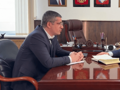 Замминистра строительства провел выездной прием граждан в Гунибском районе
