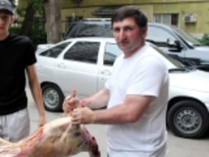 К Курбан-байраму Магомед Абдулхалимов раздал мясо жертвенных животных семьям участников СВО
