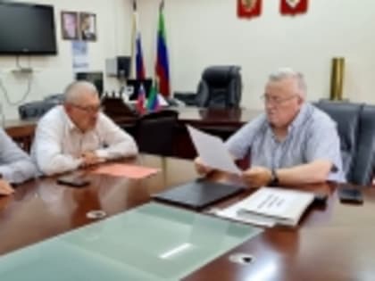 Галип Галипов встретился с директором Первомайской средней школы