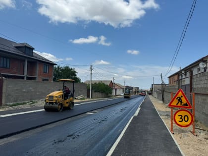 Специалистами подрядной организации по муниципальному контракту ведутся работы по капитальному ремонту дорожного полотна на ул. Хасавюртовской в пос. Семендер