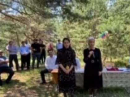 Выпускницы Мехельтинской СОШ Алпият Батирмирзаева и Сарият Алиева поблагодарили за поддержку