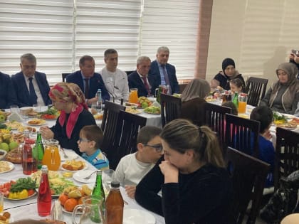 Заур Аскендеров передал участникам акции «Десант добра» сертификаты на реабилитацию в Москве