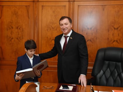 Юный школьник по приглашению Заура Аскендерова попробовал себя в роли депутата