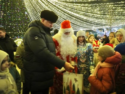 Премьер Дагестана в преддверии Нового года пообщался с местными жителями и вручил подарки
