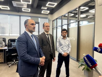 Министр цифрового развития Юрий Гамзатов, генеральный директор Центра информационных технологий Сабир Сабиров и директор МФЦ Магомедэмин Арсланалиев на встрече с журналистами подве