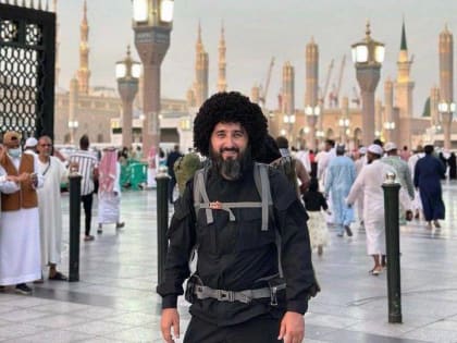 Еще недавно Рашид был на ифтаре в Кизилюрте, а теперь на святой земле: житель Каспийска дошел до Саудовской Аравии