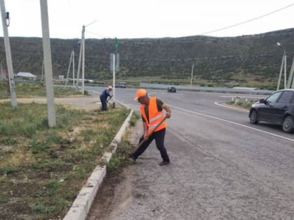 Работы по зачистке от наносного грунта с прибордюрной части дорог