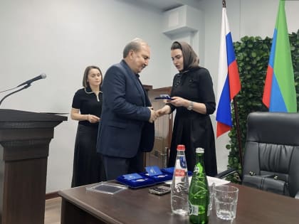 Зумруд Бучаева вручила медикам медали «За самоотверженность и профессионализм»