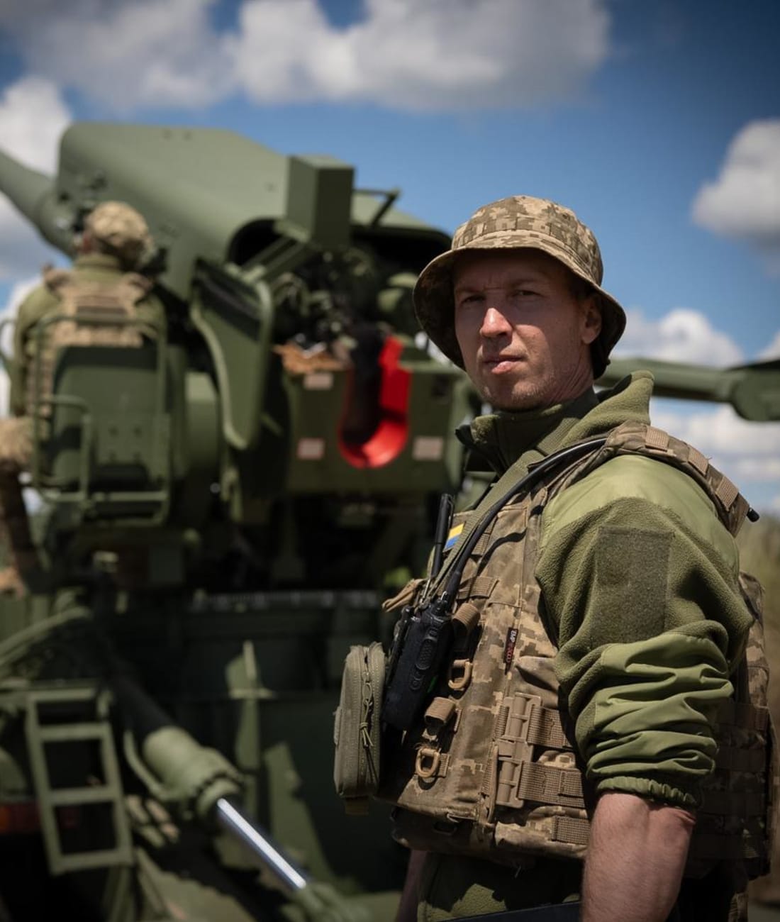 Артилерист біля ствола гаубиці на позиції