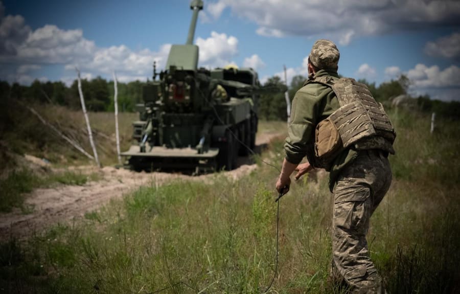 Боєць прямує до самохідної гаубиці «Богдана» на вогневій позиції