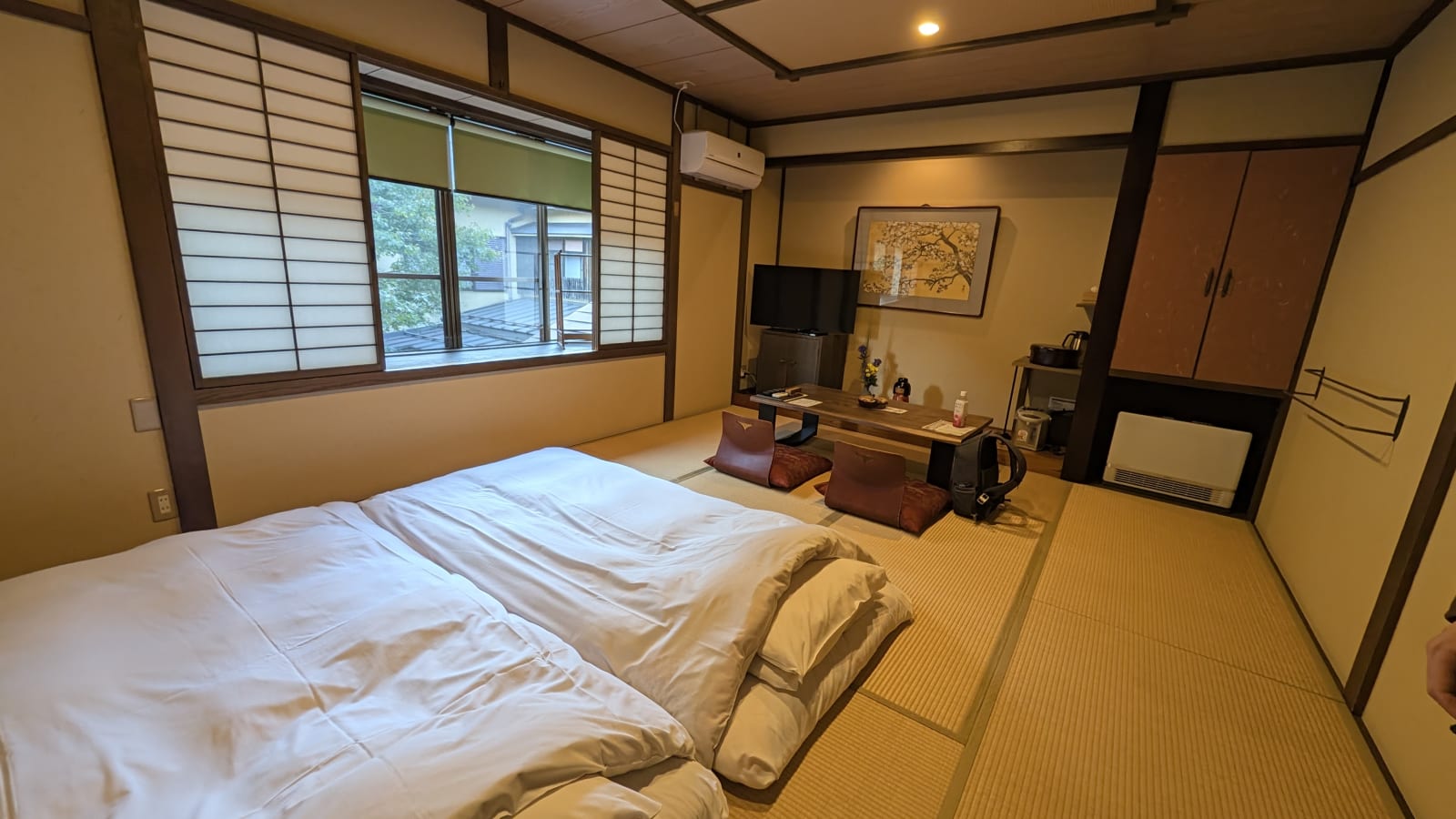 Sakura 房，榻榻米上已鋪好兩床被褥，旁邊還有桌子和座椅