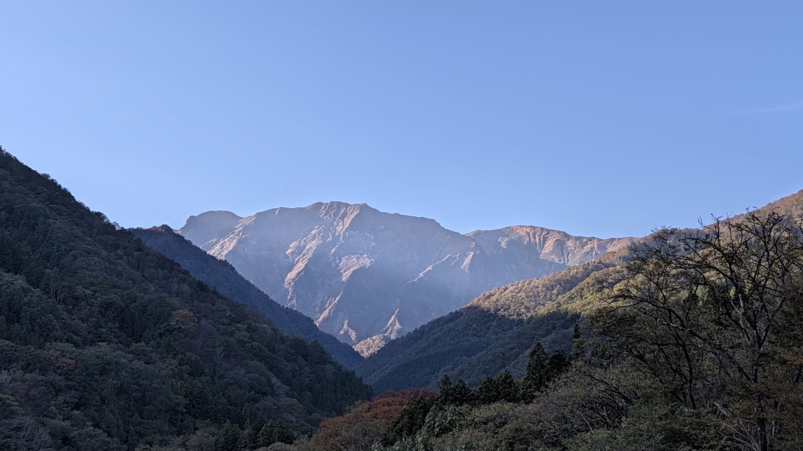 晴天下的谷川岳山景