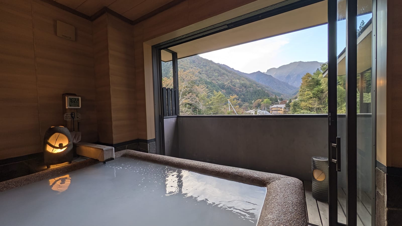 乳白色的高濃度水素風呂，窗外是山景