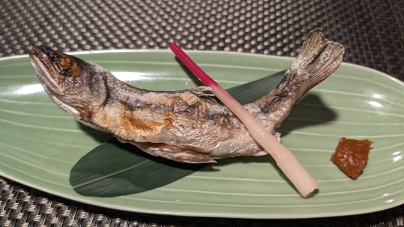 鹽烤山女鱒，旁邊配味噌