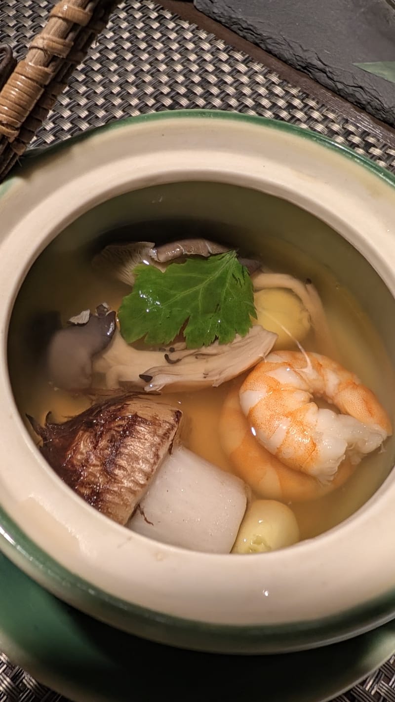 土瓶蒸，裡面有蝦、平茸、里芋、銀杏