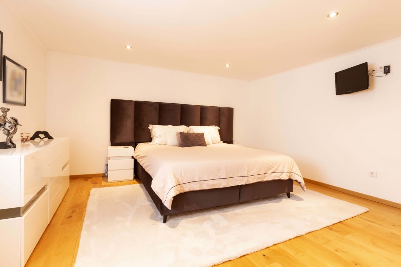 Maison lumineuse avec 5 chambres à Petange et son grand jardin — photo 10