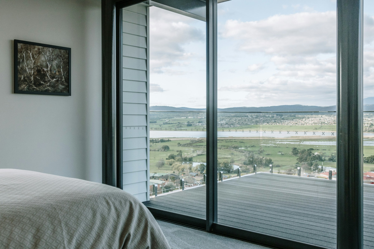 Photo d'une baie coulissante aluminium haut de gamme installée dans un salon lumineux.