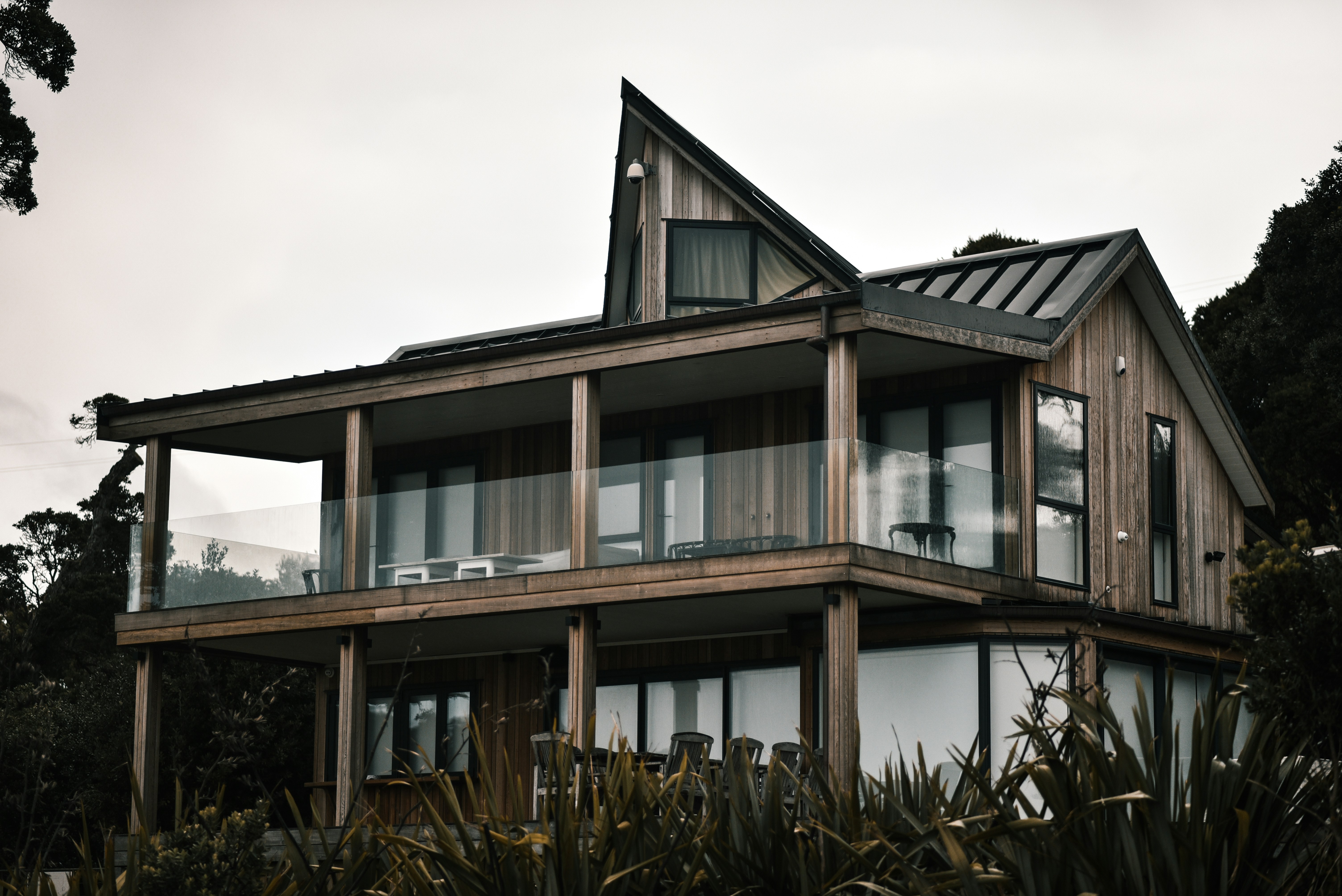 Villa d’architecte contemporaine avec menuiseries aluminium, lignes pures et design minimaliste