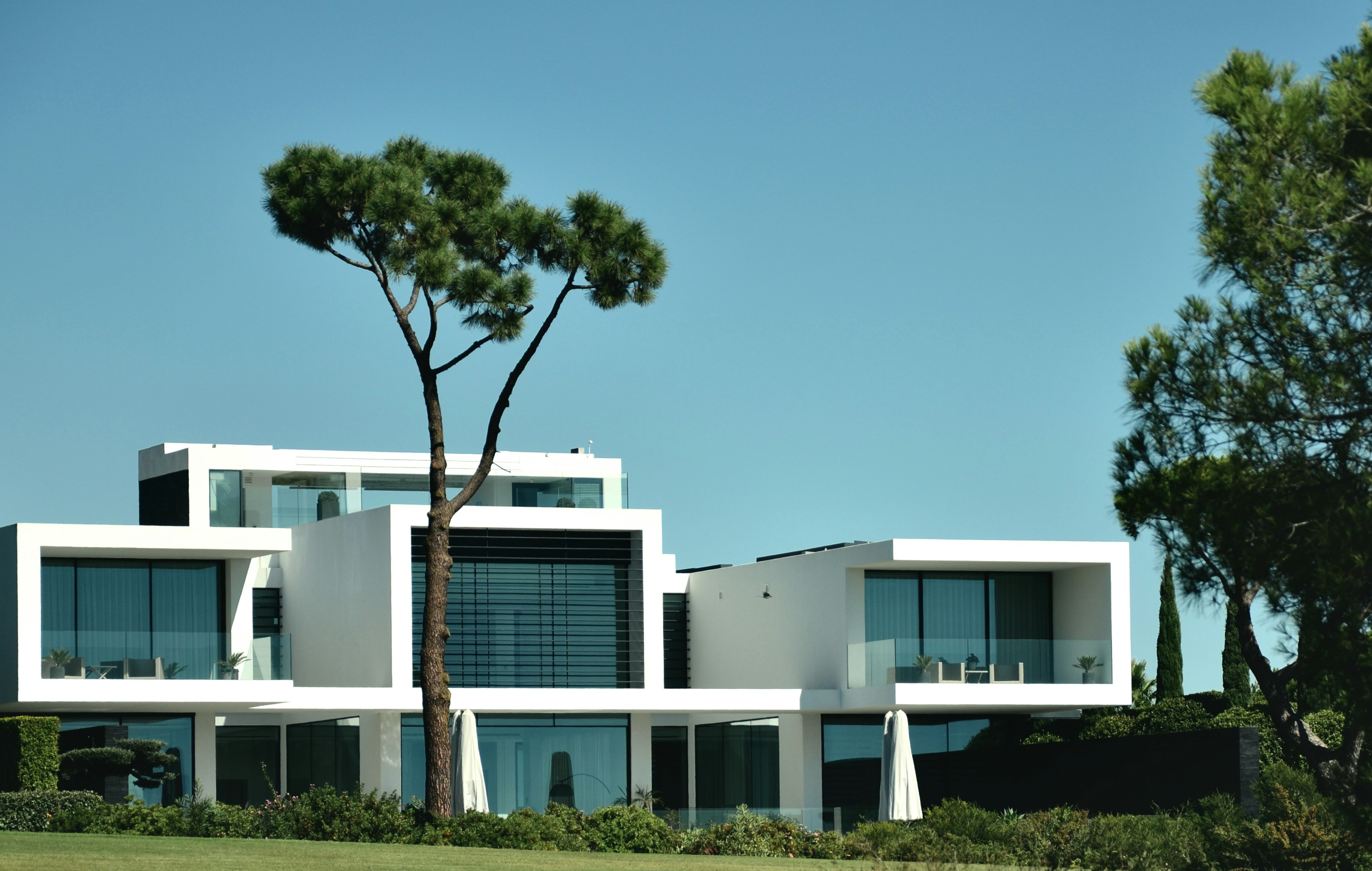 Villa contemporaine avec patio central, menuiseries aluminium et jeux de lumière naturelle