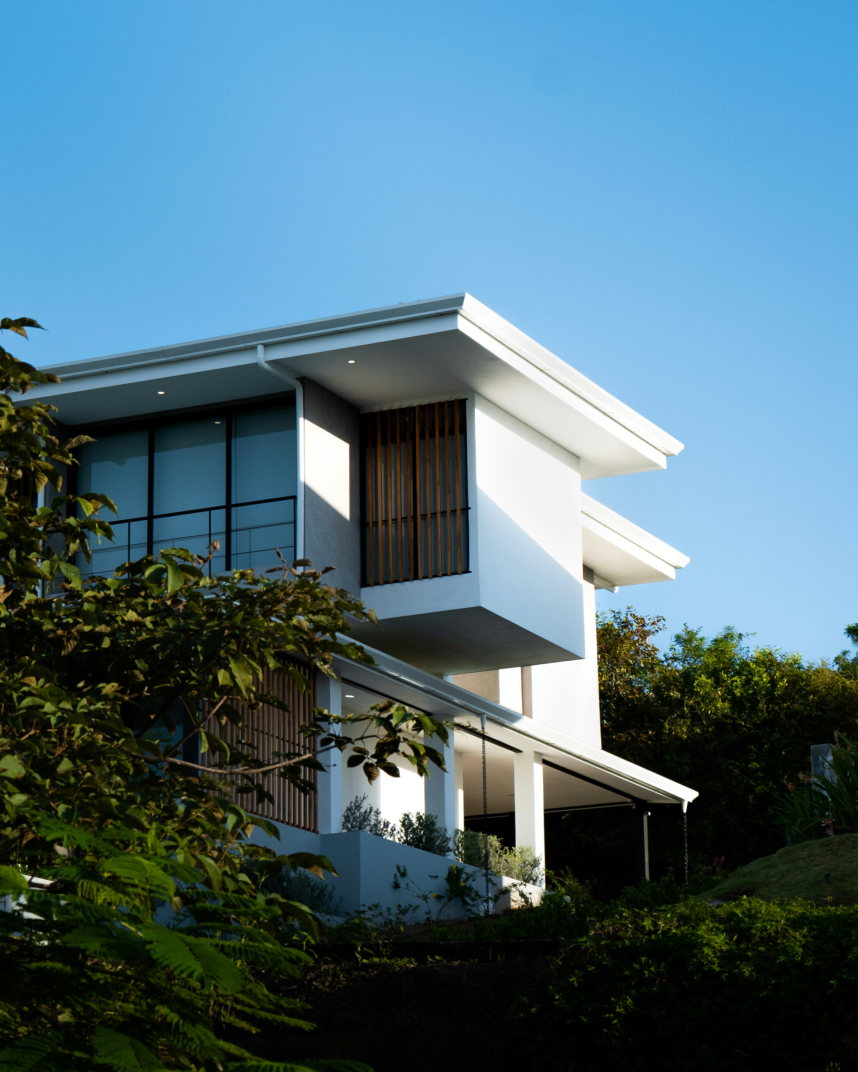 Espace professionnel avec verrière aluminium style industriel, lumière naturelle et volumes ouverts