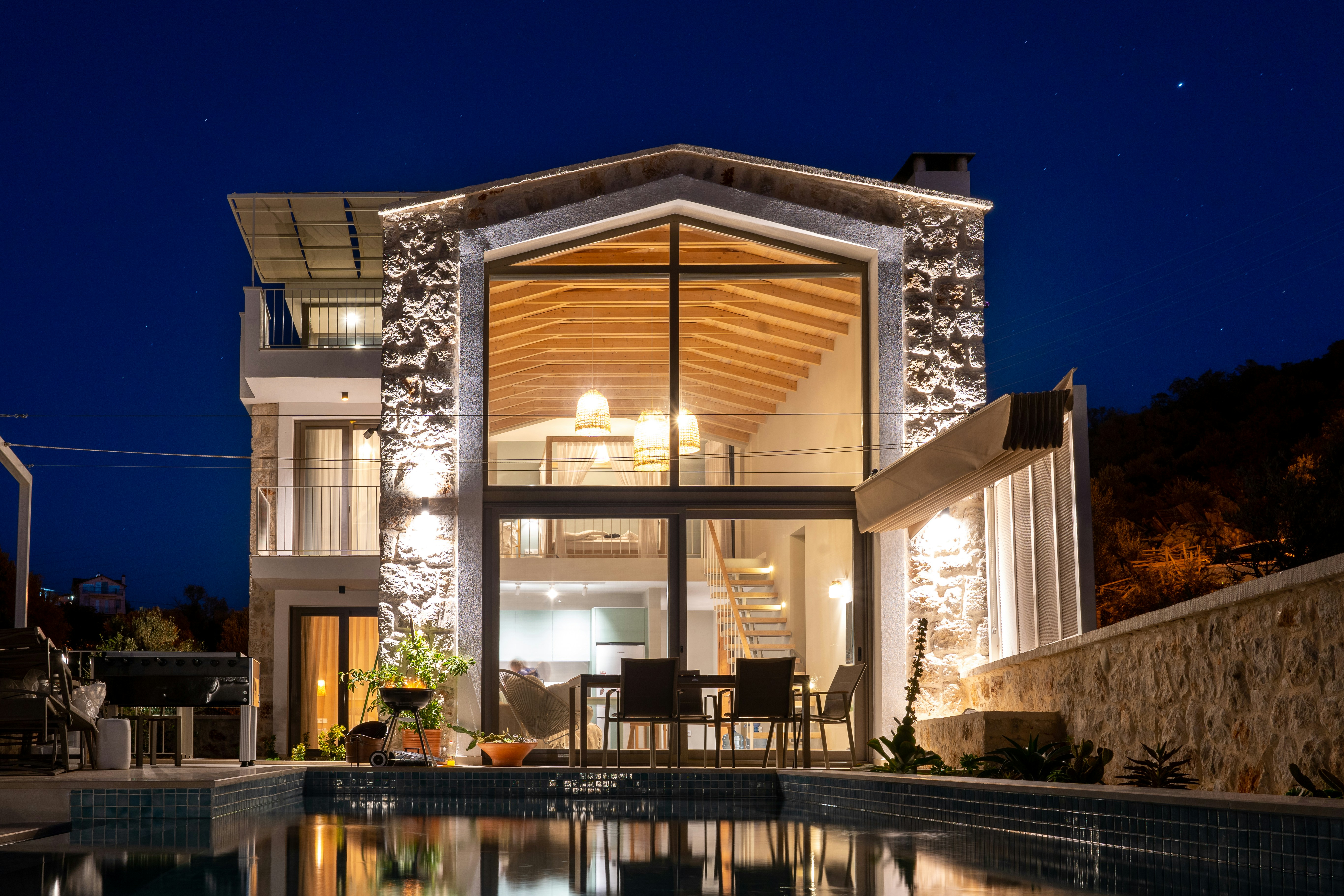 Chalet moderne en montagne avec menuiseries aluminium et grandes ouvertures sur la nature, alliance bois et verre