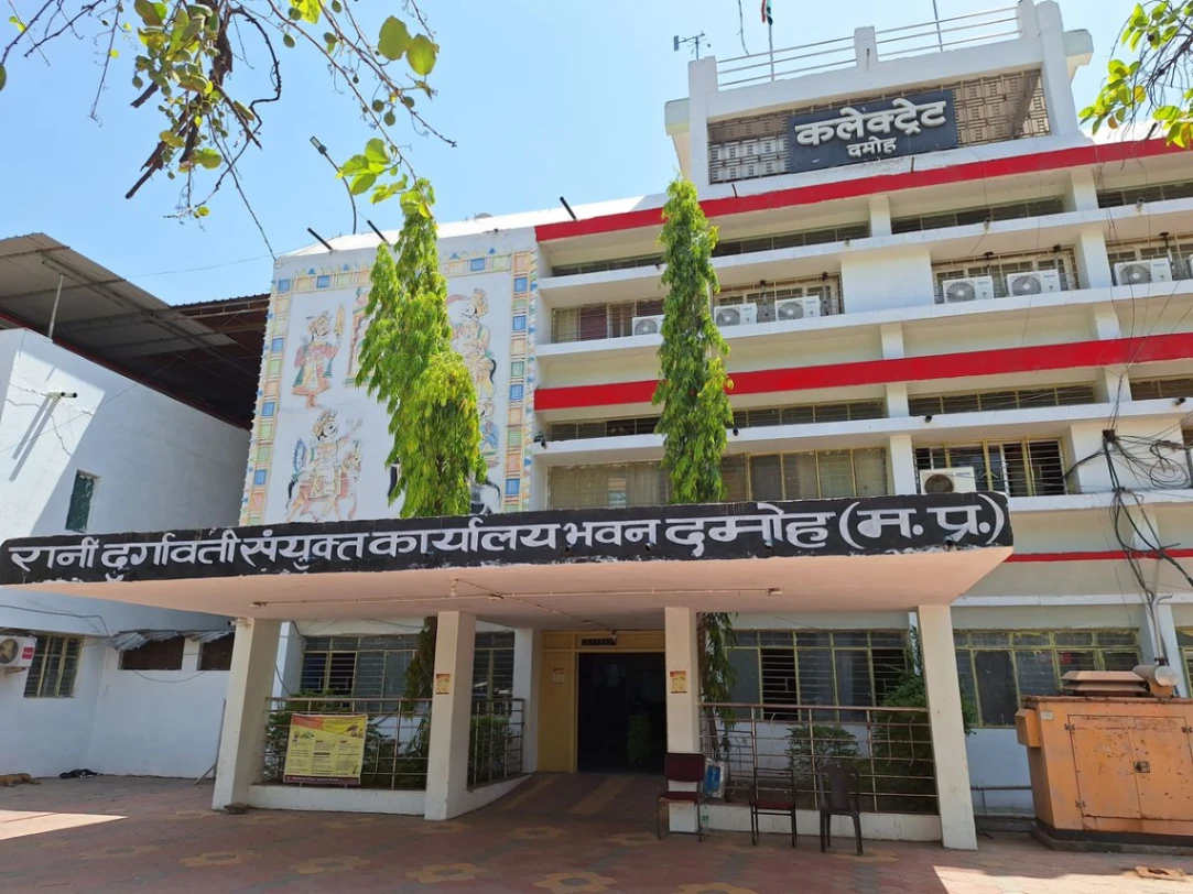 दमोह कलेक्ट्रेट में 'जासूसी' का भंडाफोड़: कलेक्टर की रेकी करने वाले कर्मचारियों पर गिरी गाज, संवेदनशील फोन कॉल और डिवाइस सील