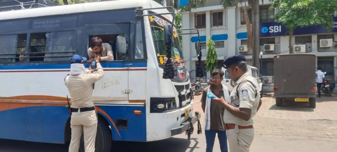दमोह यातायात पुलिस की बड़ी कार्रवाई, 4 बस चालक शराब पीकर चलाते मिले, 6 बसें जब्त