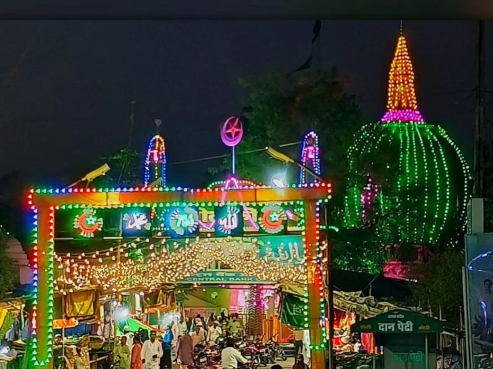   रात भर चलता रहा कव्वालियों और गजलों का शानदार मुकाबला।    उर्स के तीसरे दिन आज भी तमाम रात होंगी कव्वालियां।