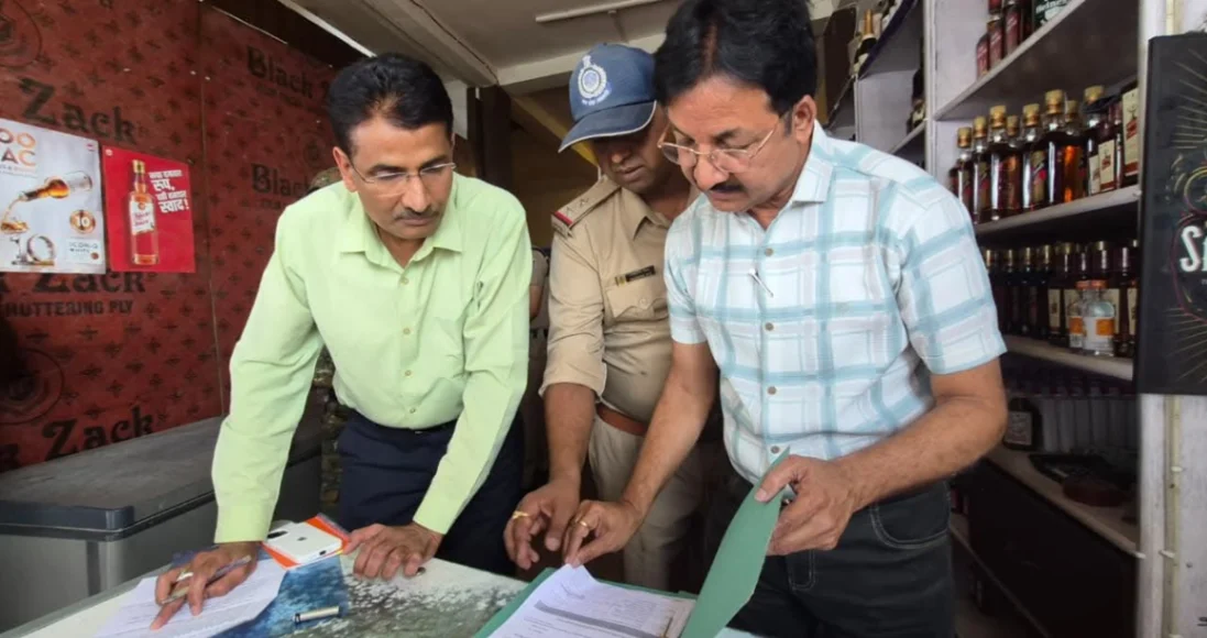फेसबुक शिकायत के बाद एक्शन में दमोह कलेक्टर, ओवररेट शराब बेचने वाली दुकान का लाइसेंस निरस्त