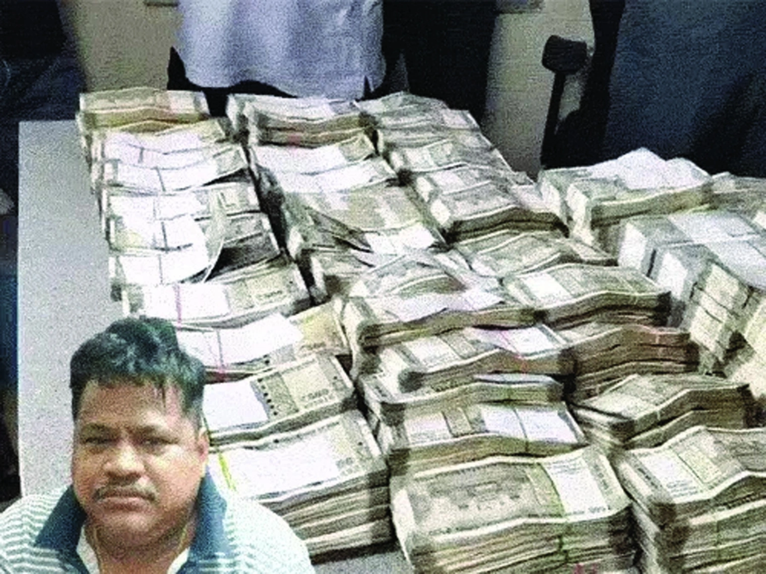 ओडिसा के असिस्टेंट इंजीनियर के लॉकरों में 2 करोड़ कैश मिला,  5 मल्टीस्टोरी बिल्डिंग समेत 13 प्लॉट; 27 साल पहले रुपए 6000 सैलरी पर नियुक्ति हुई थी