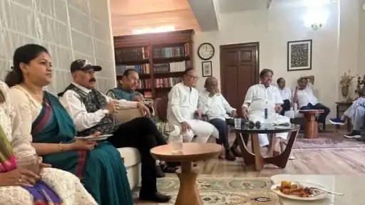 ममता बनर्जी के 28 में से 20 लोकसभा सांसद टूटे:NDA का समर्थन करेंगे, स्पीकर को जानकारी दी; CM अधिकारी TMC सांसदों से मिलने पहुंचे