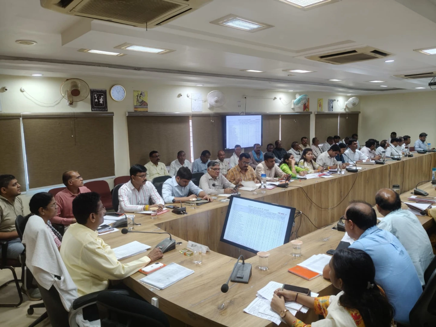 आरओ बैठक में राजस्व अमले की खुली पोल; बिना नाम, तारीख और हस्ताक्षर के मिले सैकड़ों आदेश