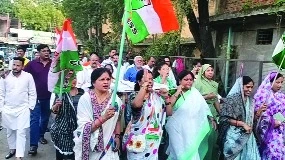 चुनाव आयोग के विरोध में कांग्रेस महिला मोर्चा की अर्थी यात्रा, कलेक्ट्रेट पर किया प्रदर्शन