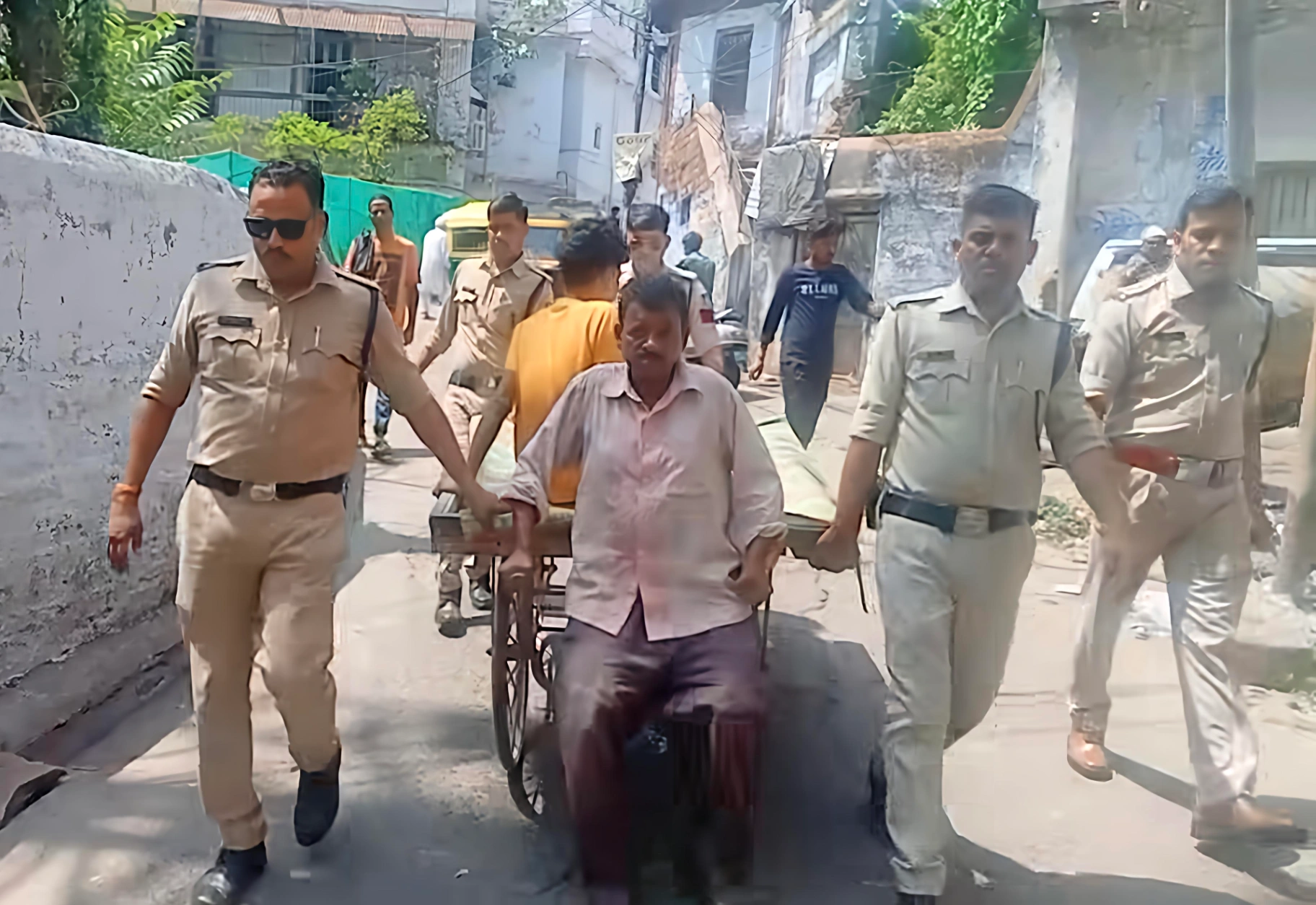 सागर में कटर चलाने वाले फरार आरोपी को पुलिस ने पकड़ा, हाथठेले पर बैठाकर थाने लाई