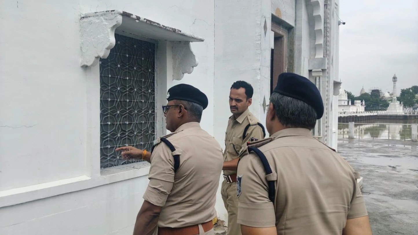 नैनागिरि जैन तीर्थ में चोरी के बाद पुलिस प्रशासन अलर्ट, एसपी ने किया घटनास्थल का निरीक्षण