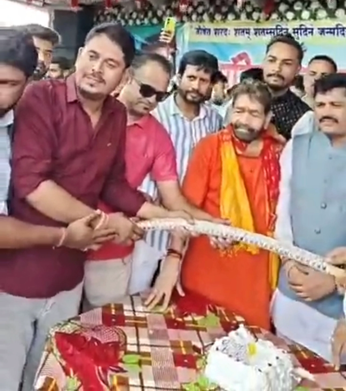 जिला पंचायत अध्यक्ष प्रतिनिधि की बर्थडे पार्टी का वीडियो वायरल, बंडा शराब कांड को लेकर गायक कलाकार ने मजाक उड़ाते हुए गया गाना