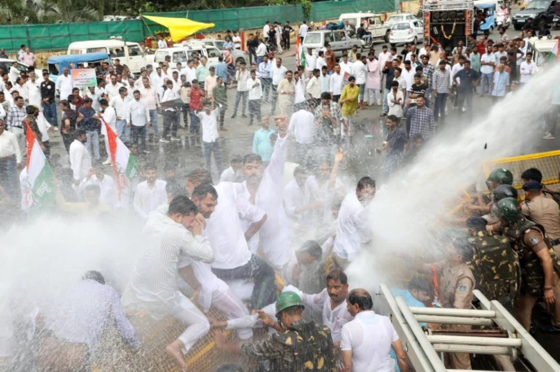 जहरीली शराब त्रासदी के विरोध में आंदोलनकारी कांग्रेसियों और पुलिस में हुआ टकराव