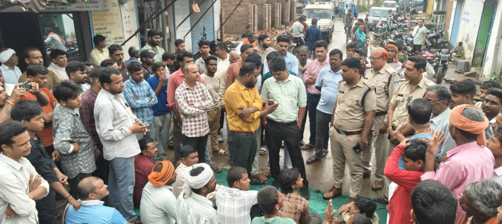 सड़क की मांग को लेकर ग्रामीणों का चक्काजाम, तहसीलदार के आश्वासन पर समाप्त हुआ प्रदर्शन...