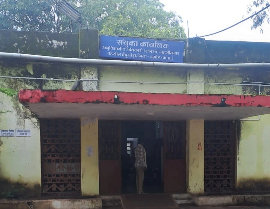 तेंदूखेड़ा SDM कार्यालय में ‘ऑफलाइन’ का बड़ा खेल? अधिकारियों के बयानों में विरोधाभास, रिकॉर्ड दुरुस्ती के मामलों पर उठे गंभीर सवाल