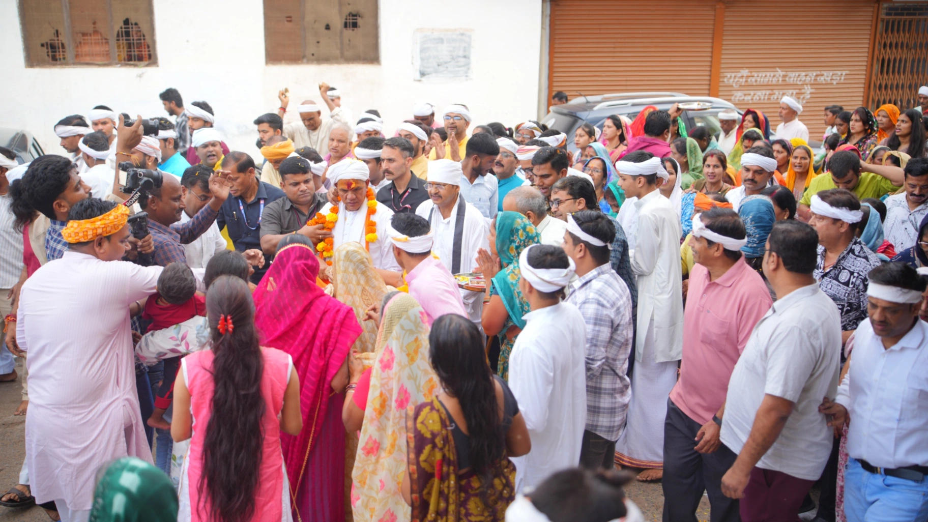 ‘एक रोटी गौ माता के लिए’ अभियान में रविशंकर वार्ड पहुंचे श्री रावतपुरा सरकार महाराज, महाकाली मंदिर (चमेली चौक) से दिया गौ सेवा का संदेश