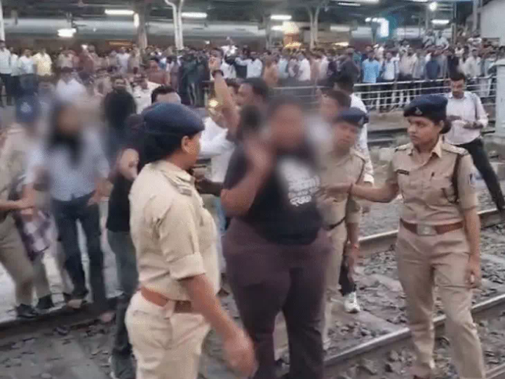 इटारसी: CJP कार्यकर्ताओं को पुलिस ने ट्रेन से उतारा, युवती ने लगाया कपड़े खींचने और बदसलूकी का आरोप