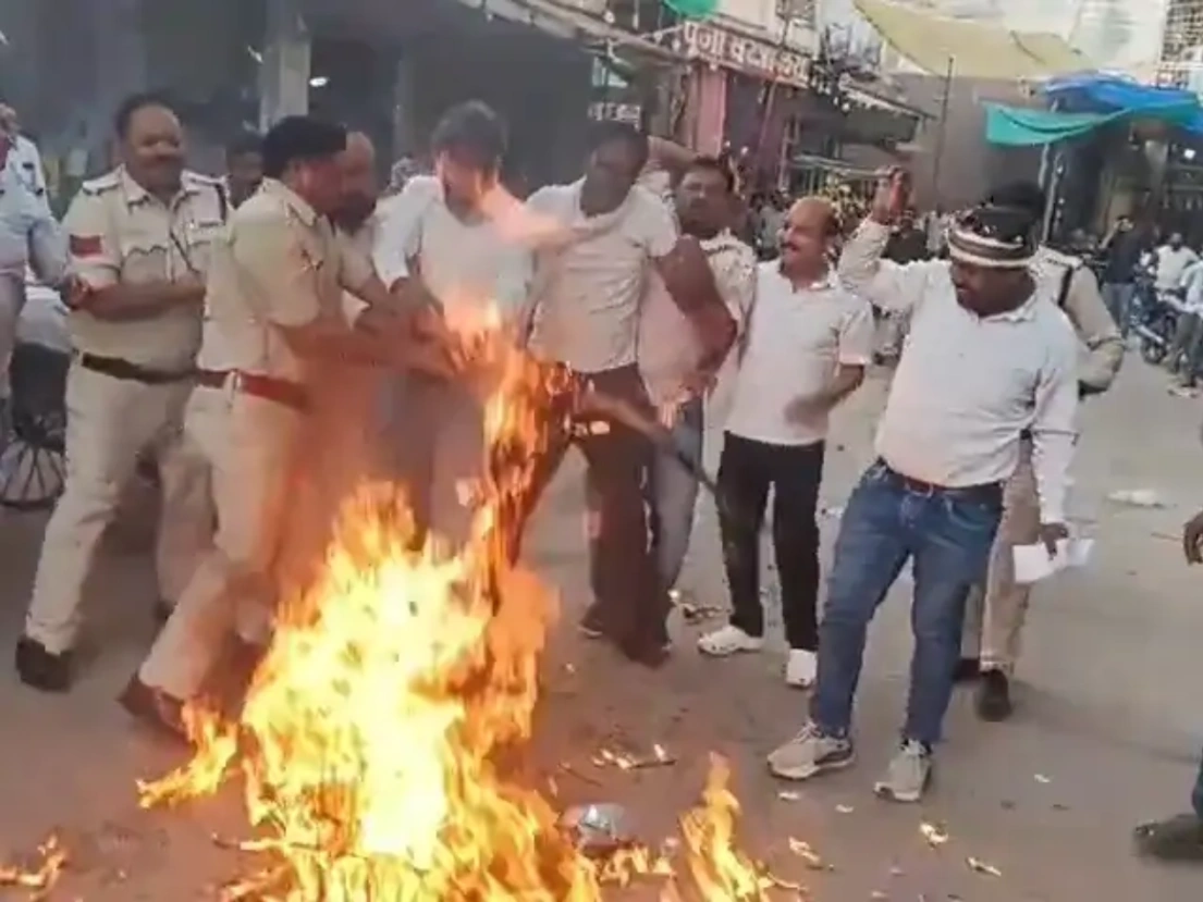 हटा: पुतला दहन के दौरान TI के हाथ झुलसे, कांग्रेसियों ने पीएम, गृहमंत्री और CEC का पुतला फूंका