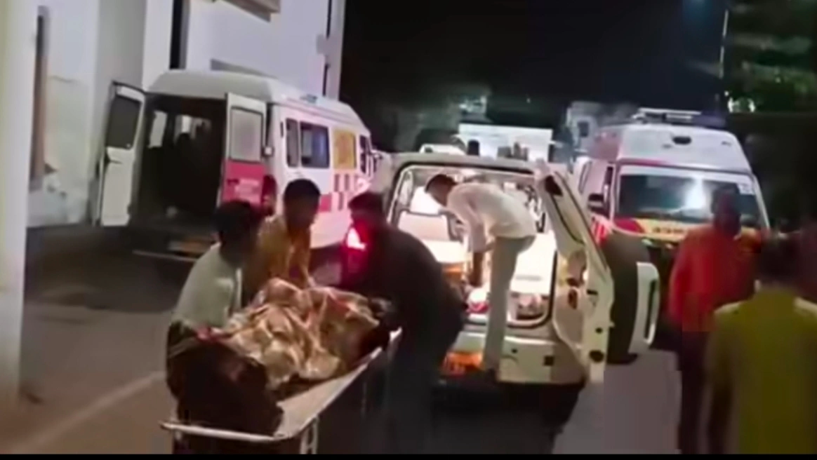 छतरपुर: ढोढ़न बांध साइट पर मजदूरों से भरी बस पलटी, एक मजदूर की मौत और 13 घायल