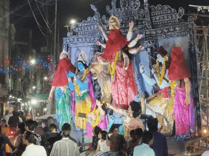 विदिशा: ढोल-डीजे और भजनों के साथ पंडालों में पहुंच रहीं मां दुर्गा, कल से शुरू होगा नवरात्रि महोत्सव