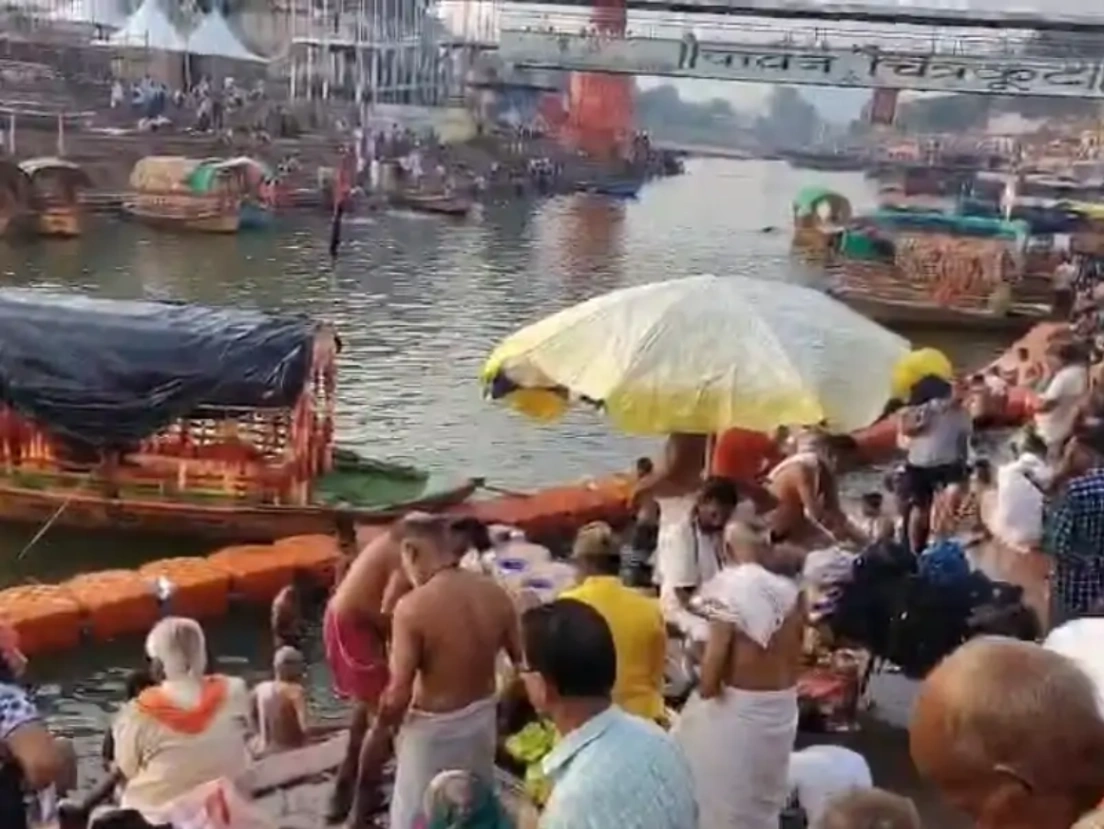 सतना: पितृ अमावस्या पर चित्रकूट में उमड़े लाखों श्रद्धालु, मंदाकिनी में स्नान कर की कामदगिरि की परिक्रमा