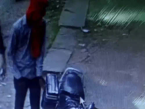 खुरई: किसान की बाइक की डिक्की से एक लाख रुपए और पासबुक चोरी, CCTV कैमरे में कैद हुआ चोर