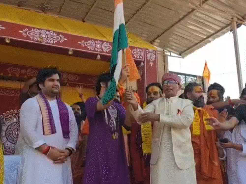खजुराहो: 'प्राण चले जाएं लेकिन धर्म नहीं छोड़ना', पं. धीरेंद्र शास्त्री की रथयात्रा पर JCB से बरसे फूल